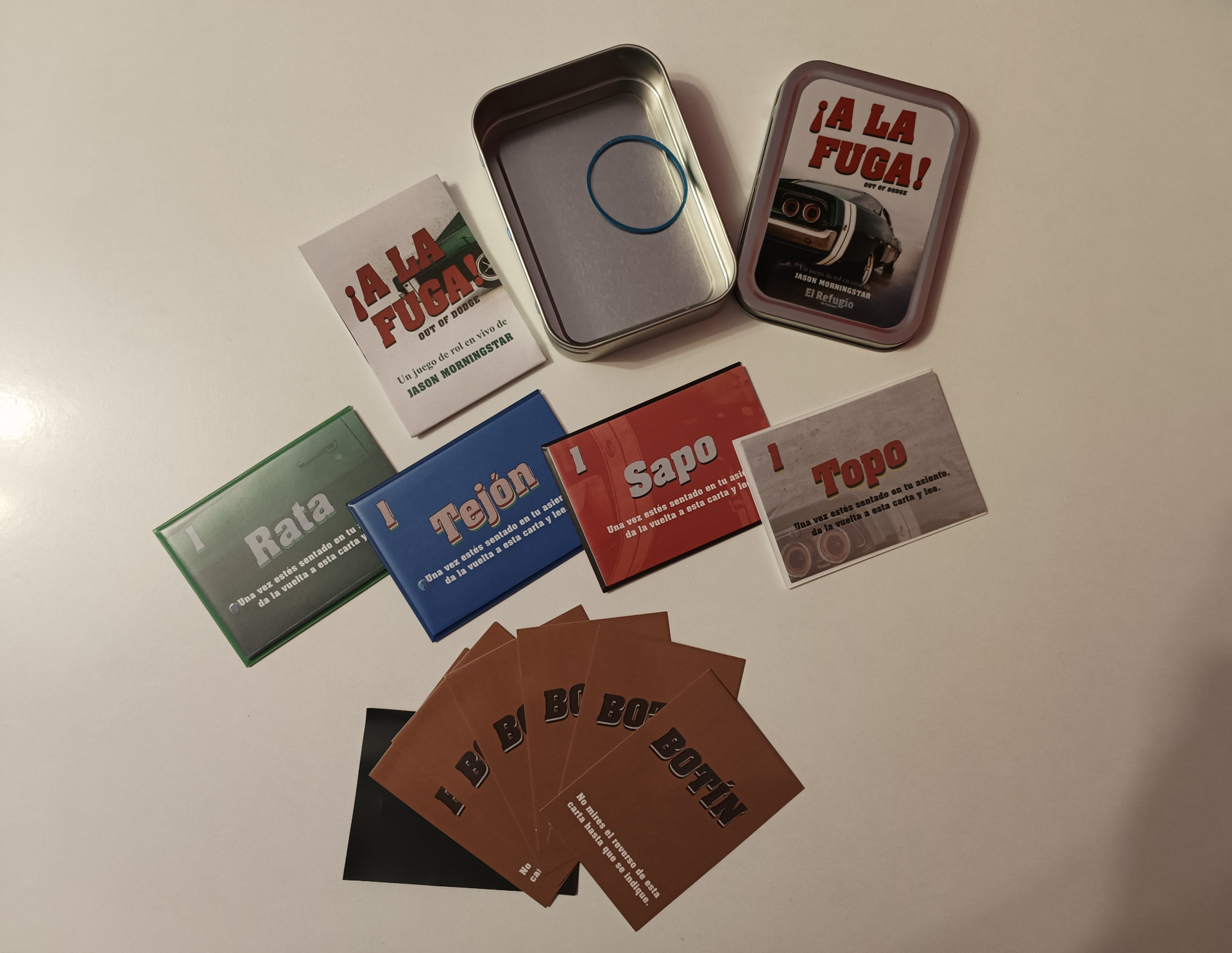 El contenido. Nosotros hemos añadido fundas negras para el botín, para no tener que andar metiendo y sacando las cartas.